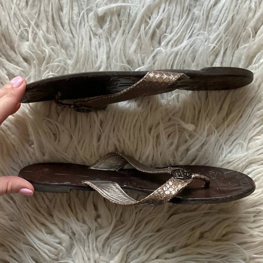 Tory Burch Thora Brown Bronze Metallic Pebbled Leather Thong Flat Sandals Size 7